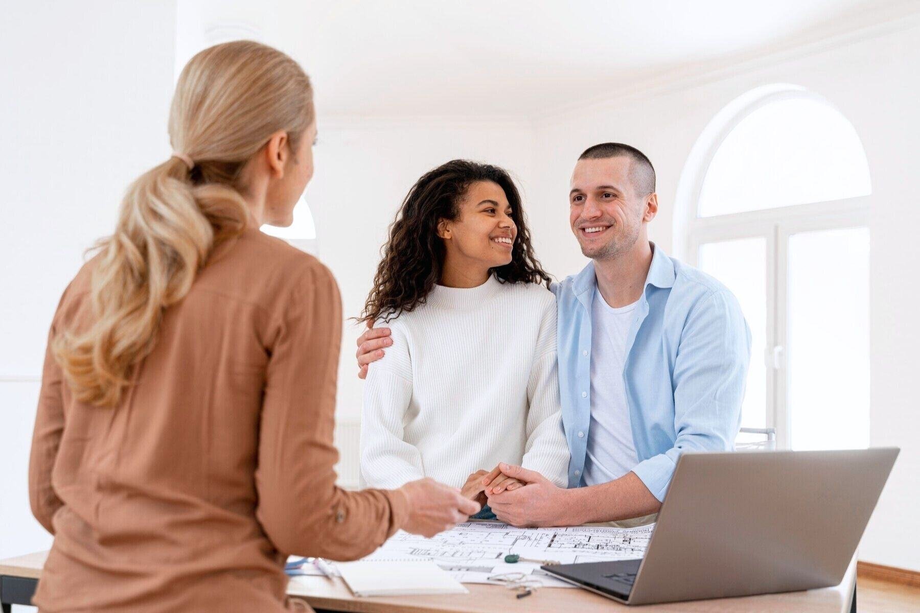 Mortgage Broker Giving Advice Mortgage Broker Giving Advice